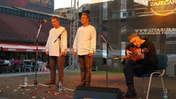 Вокални дуо браћа Теофиловић и гитариста Мирослав Тадић одржали концерт на World Music стејџу