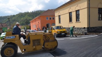 Асфалтирање улица у Гамзиграду