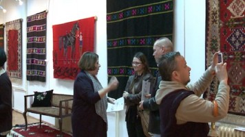 Поље љубави изаткано на ћилимима   