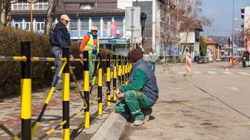 Постављена заштитна ограда поред школа