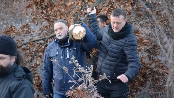 СРЕЋАН БАДЊИ ДАН: У рану зору по бадњак 