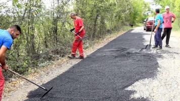 РАДНО У МЕСНИМ ЗАЈЕДНИЦАМА: У Грлишту саниран пут, а у Малом Извору депонија