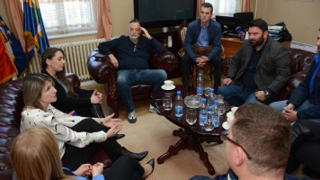 ПЕНЗИОНЕРСКЕ КАРТИЦЕ: САСТАНАК ДИРЕКТОРКЕ ЗАЈЕЧАРСКЕ ФИЛИЈАЛЕ ПИО ФОНДА СА ГРАДОНАЧЕЛНИКОМ И ДИРЕКТОРИМА