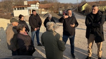 У току радови на уређењу пута ка Грлишту 