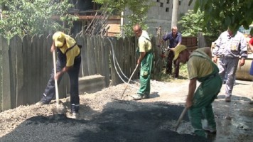 Асфалтиран плато испред школе у Звездану