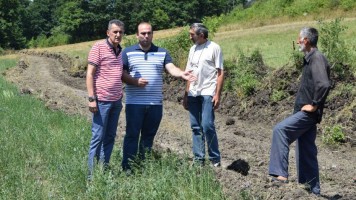 Почело уређење атарских путева у Гамзиграду