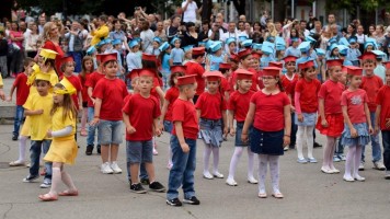 Мали дипломци улепшали градски трг