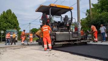 Асфалтирање улица у Влачићу