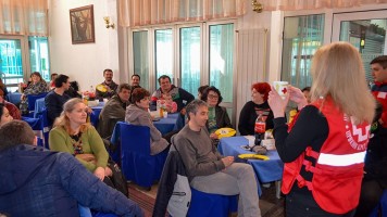 Аукција шоља за помоћ породици Стефановић