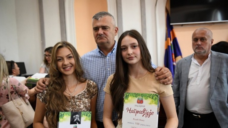 Градоначелник Владимир Виденовић уручио Вукове дипломе и награде најбољим зајечарским ученицима 