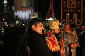 БАДЊЕ ВЕЧЕ У ЗАЈЕЧАРУ: Епископ тимочки и Саша Мирковић наложили бадњак на градском тргу