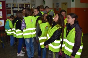 Подела флуоресцентних прслука ђацима ОШ Вук Караџић у Великом Извору