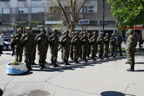 Полагање венаца на спомен обележје палим борцима