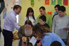 Подела Ускршњих јаја деци из Установе Облутак и корисницима Црвеног Крста