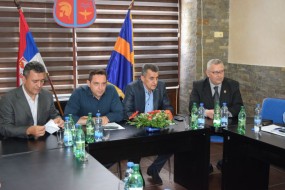 Министар Вулин са представницима Зајечара на састанку у Градској управи