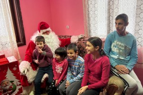 Подељени новогодишњи пакетићи деци из вишечланих породица у руралним срединама