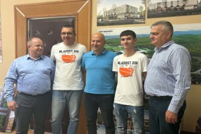ГРАДОНАЧЕЛНИК ВЛАДИМИР ВИДЕНОВИЋ ПРИМИО КОШАРКАШЕ „МЛАДОСТИ“ ПОВОДОМ УСПЕХА И ПЛАСМАНА У ВИШИ РАНГ 