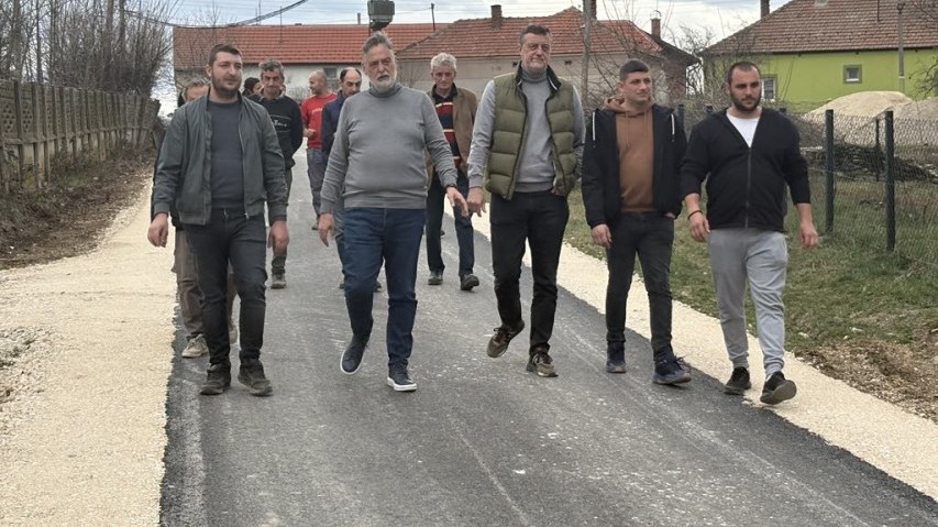 „НЕКА СЕ САМО ОВАКО НАСТАВИ“: МЕШТАНИ ХАЛОВА ПРЕЗАДОВОЉНИ РЕКОНСТРУИСАНИМ ПУТЕВИМА  