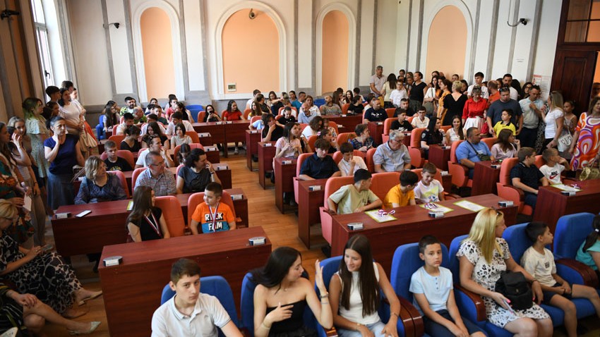 НАГРАДЕ ЗА НАЈБОЉЕ ЗАЈЕЧАРСКЕ ОСНОВЦЕ И СРЕДЊОШКОЛЦЕ