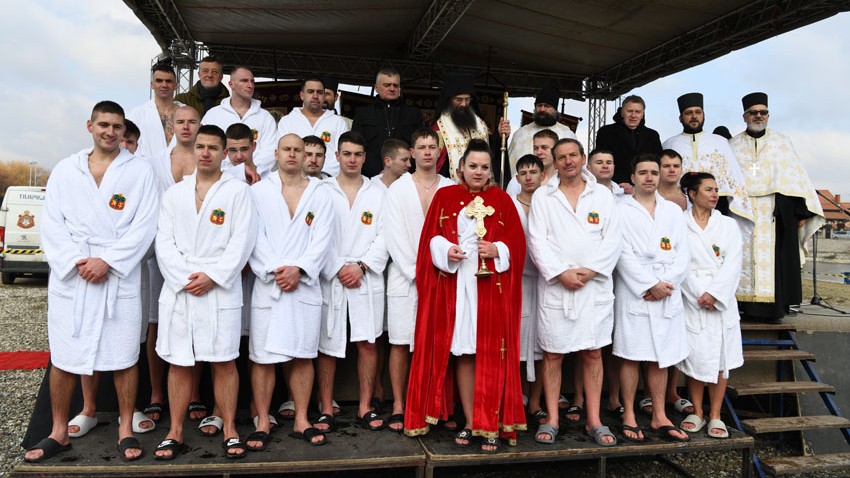 БОГ СЕ ЈАВИ! Пливање за часни крст у Зајечару