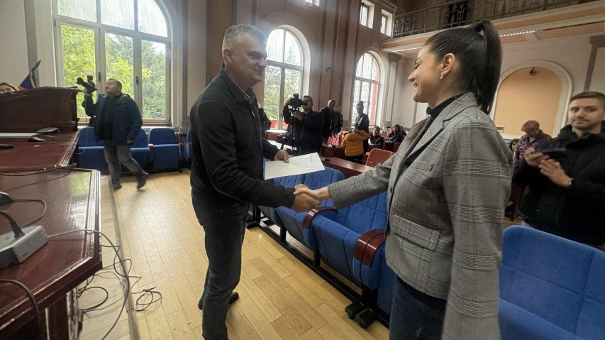 СУБВЕНЦИЈЕ ЗА ЗАМЕНУ ИНДИВИДУАЛНИХ ЛОЖИШТА: Градоначелник Зајечара уручио уговоре грађанима 