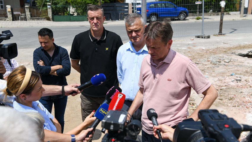 Глишић и Виденовић обишли радове на изградњи нове амбуланте у Котлујевцу