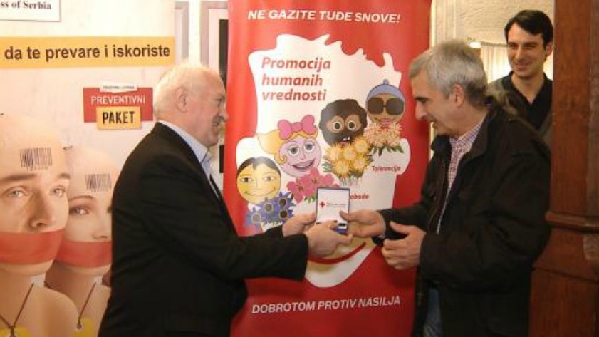 Медаља Црвеног крста за 20 година сарадње уручена Предрагу Коцићу 